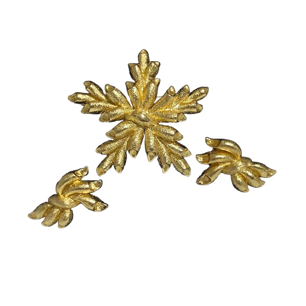 Vintage Signed MONET Textured Goldtone Jewelry Set Brooch/Pin Clip On Earrings